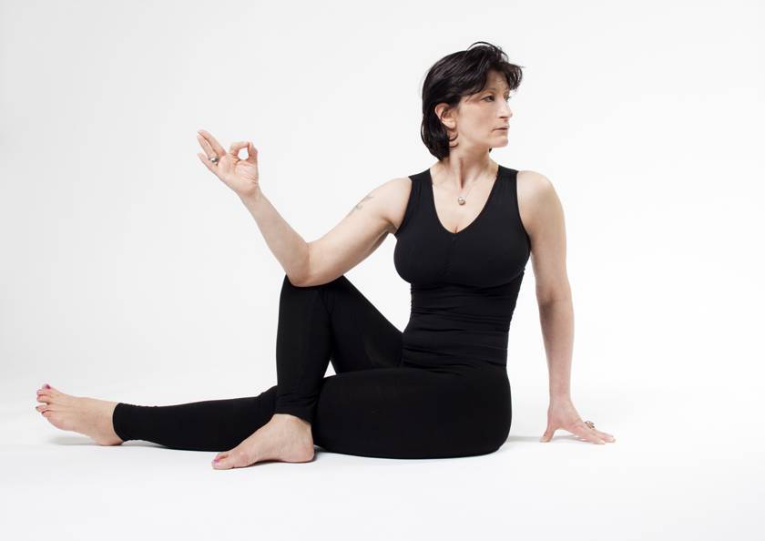 Маричиасана 1 и 2 или поза мудреца маричи в йоге: техника выполнения, польза, противопоказания