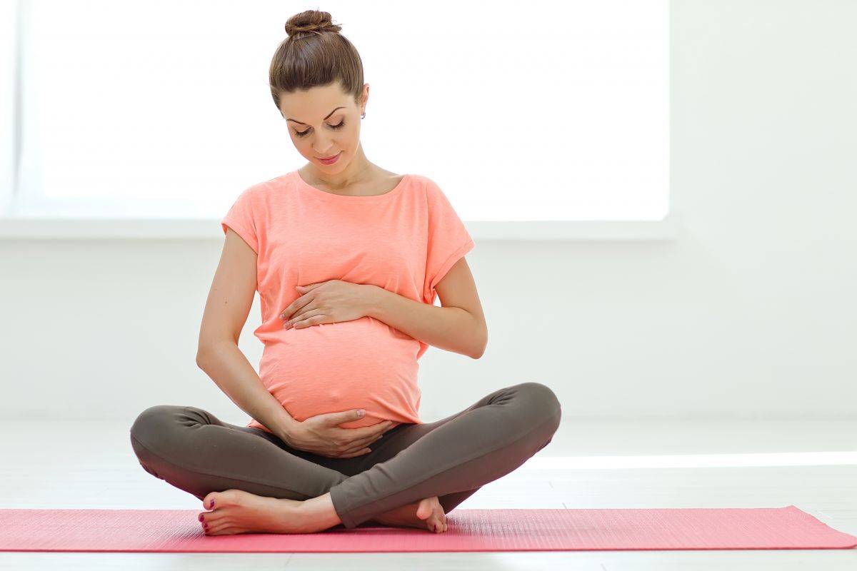 Йога при беременности: можно ли заниматься, противопоказания, возможные позы