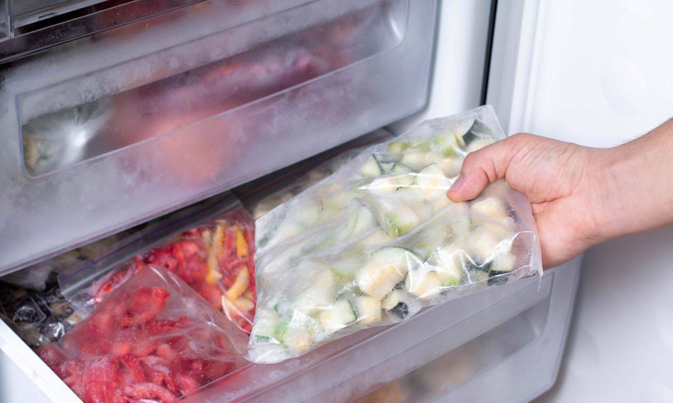 Как правильно замораживать и хранить различные продукты в морозилке