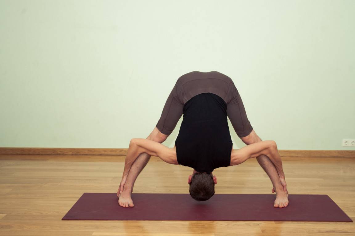 Прасарита падоттанасана (поза стоя с расставленными в стороны ногами). йога для стройности, здоровья и красоты