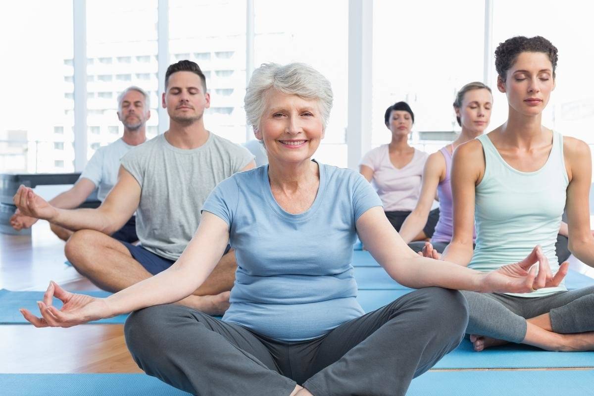 Йога для пенсионеров: бодрые и здоровые