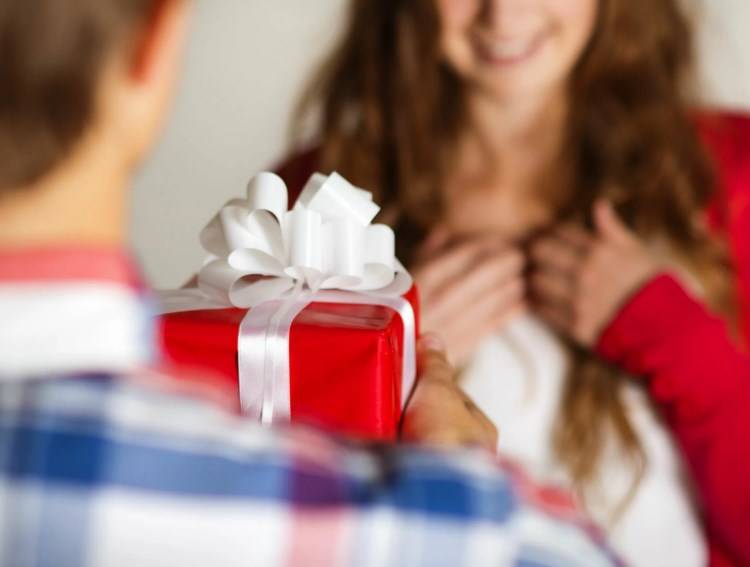 Отдают ли подарки назад дарителю, и какие подарки лучше возвращать?