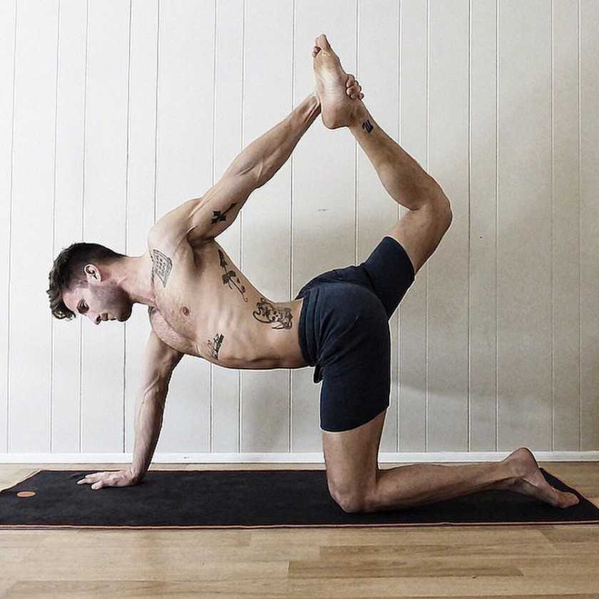 Все о пользе йоги для мужчин и 14 лучших асан для начинающих
