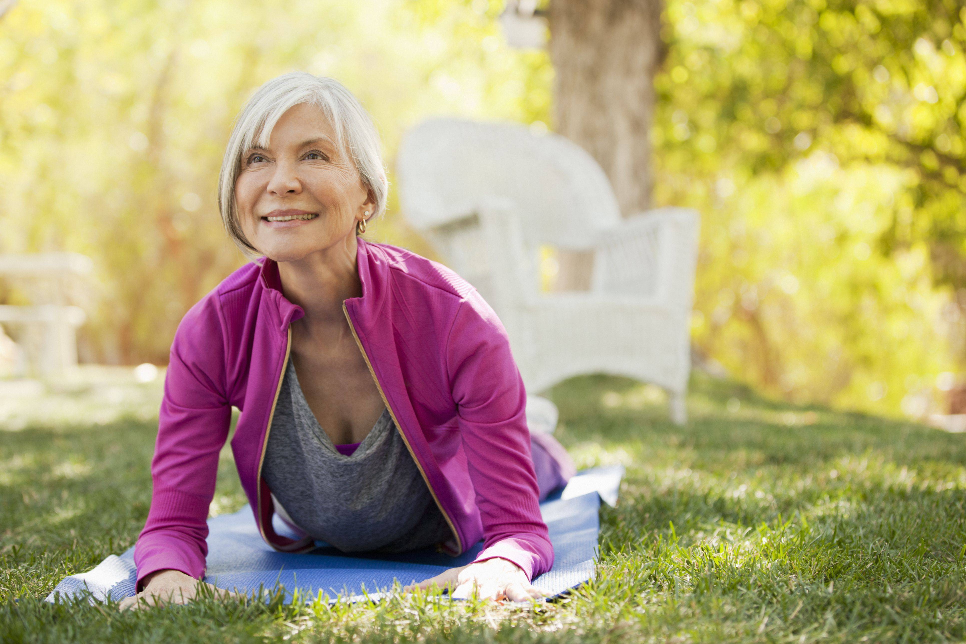 Комплекс упражнений йоги для женщин посл. 5 самых полезных упражнений из йоги для женщин старше 45 лет