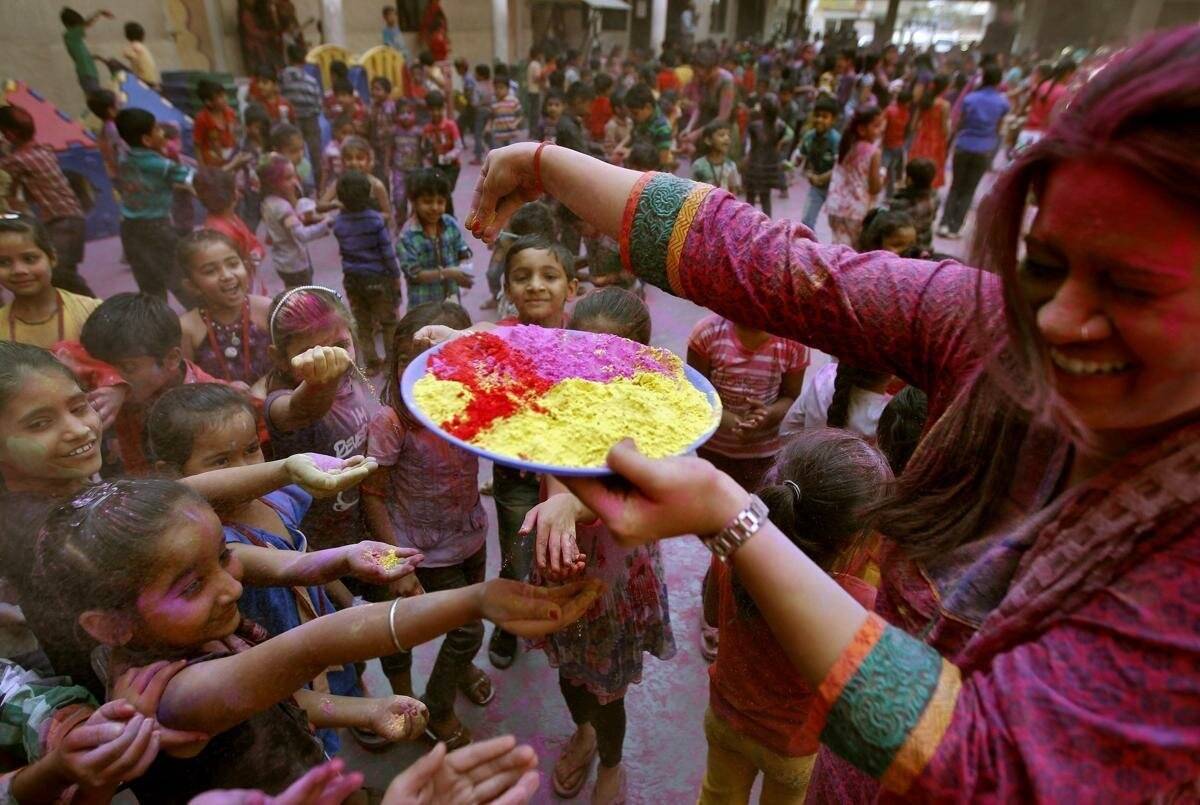 Праздник красок холи в индии и его истоки возникновения