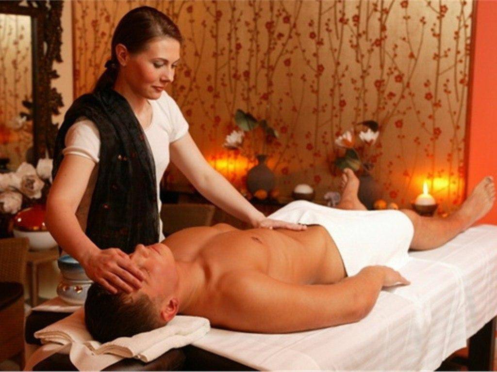 Видео жена делает массаж мужу. Массаж мужчине. Расслабляющий массаж для мужчин. Массажист в салоне. Тайский массаж для мужчин.