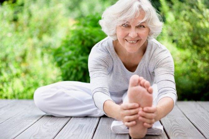 Йога для пожилых и пенсионеров: польза, противопоказания и рекомендованные позы