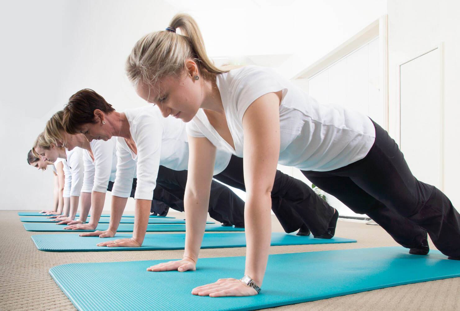 Йога для начинающих дома: упражнения, с чего начать