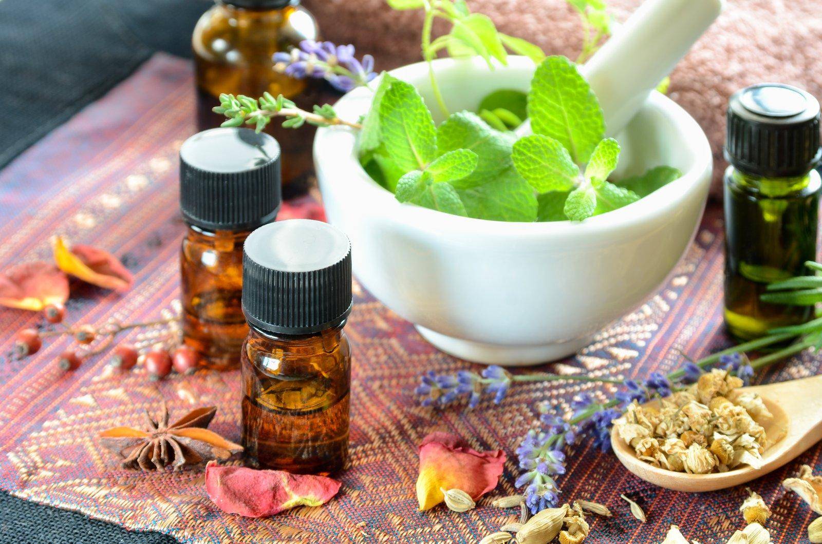 Излечись от недугов с помощью ароматерапии эфирными маслами и удобной таблицы их смешивания