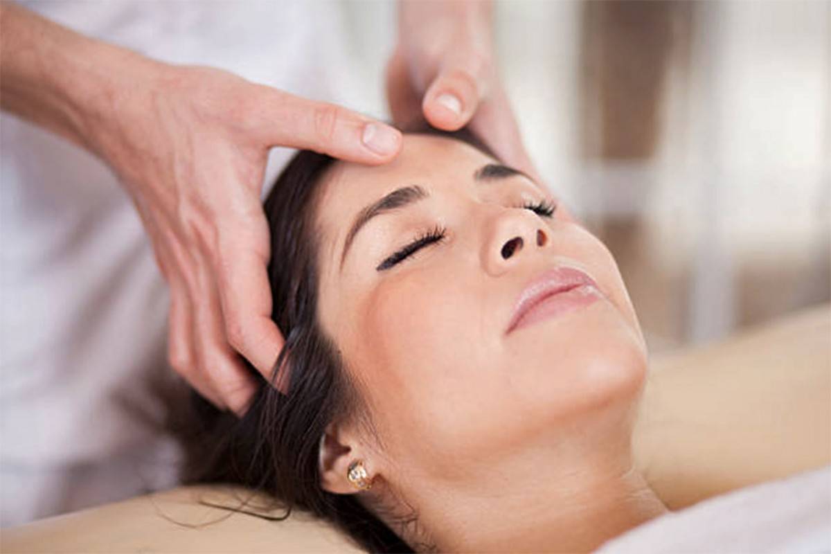 Массаж головы: расслабляющий (релакс) для женщин и мужчин, вакуумный, проводимый в парикмахерской, а также тайский, лечебный, классический, бирманский и другие виды