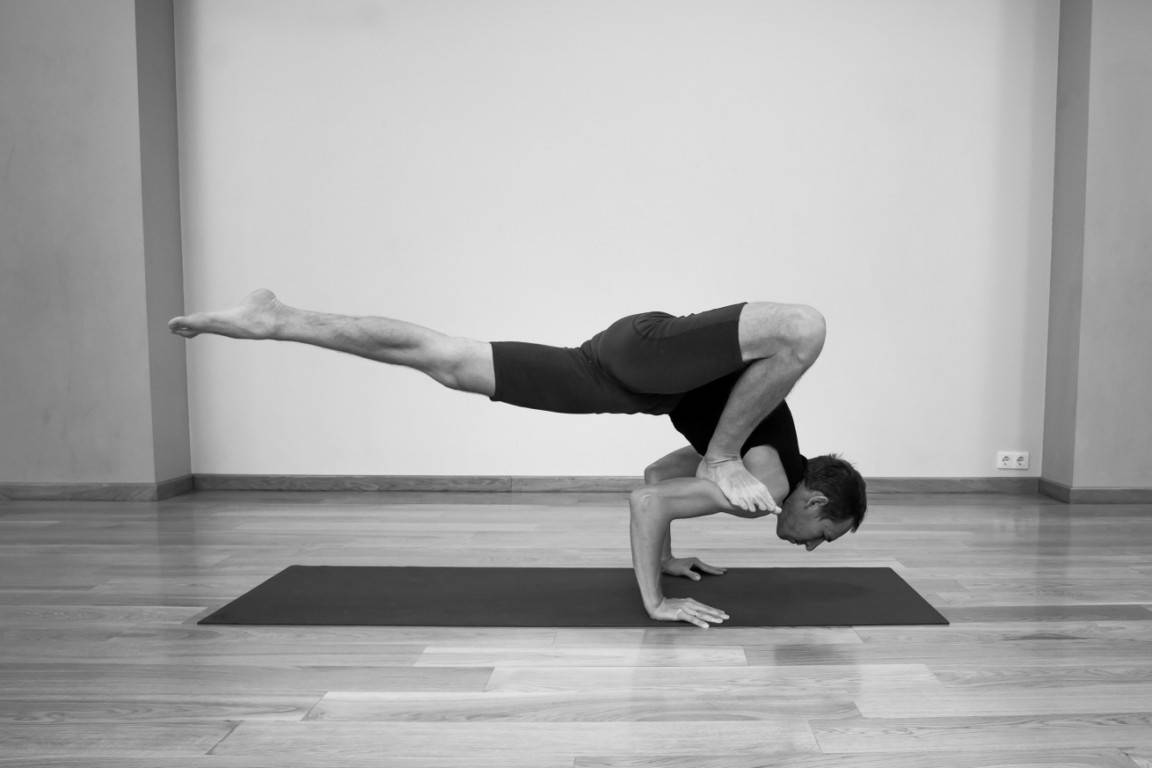 Ардха баддха падмоттанасана или поза наклона в полулотосе стоя в йоге: техника выполнения, польза, противопоказания
