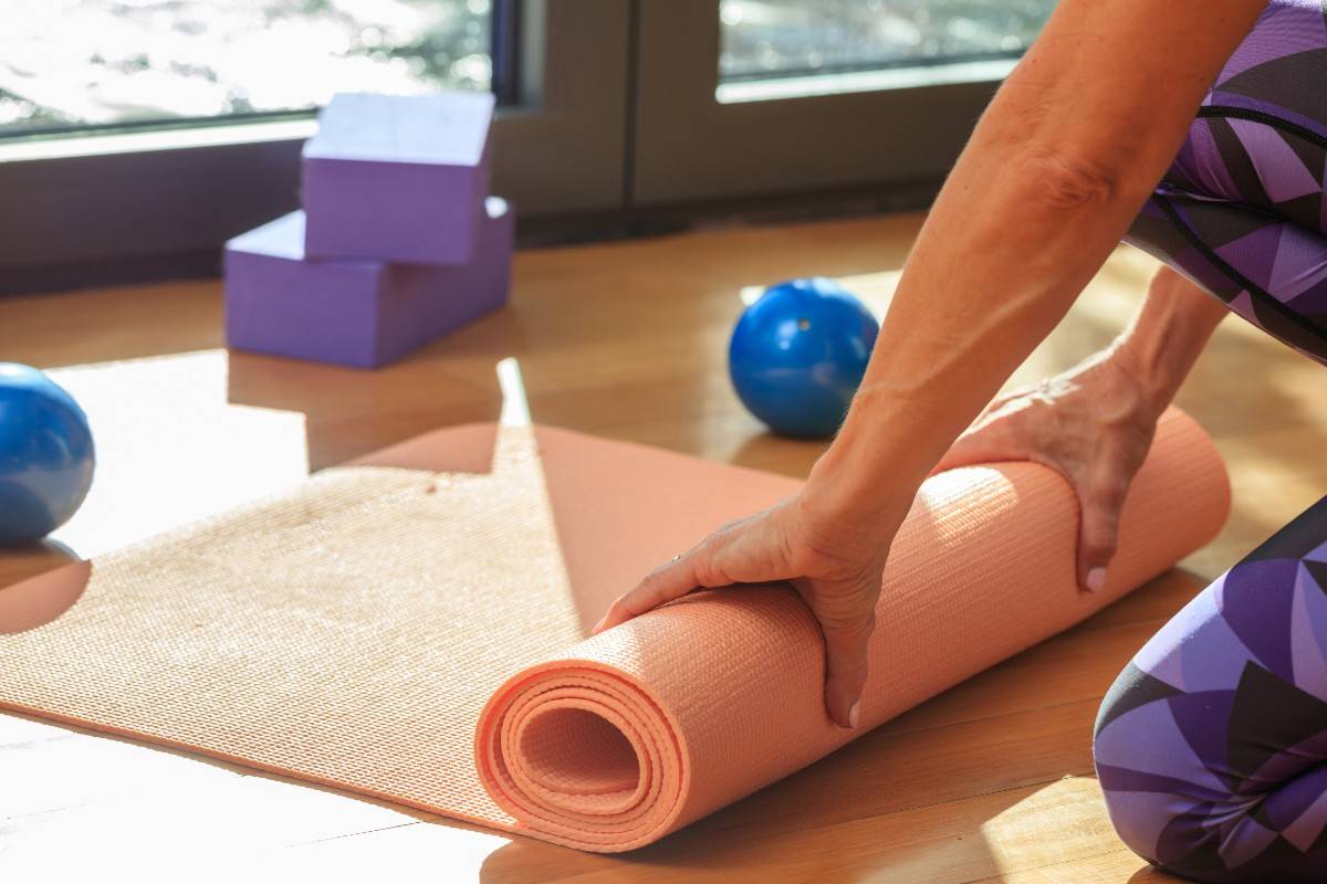 Как чистить и ухаживать за ковриком для йоги, чтобы он служил долго