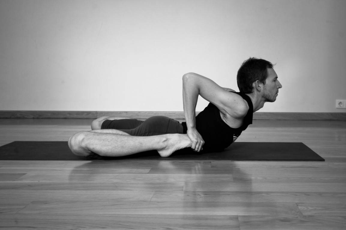 Как сделать позу лягушки в йоге: 6 шагов