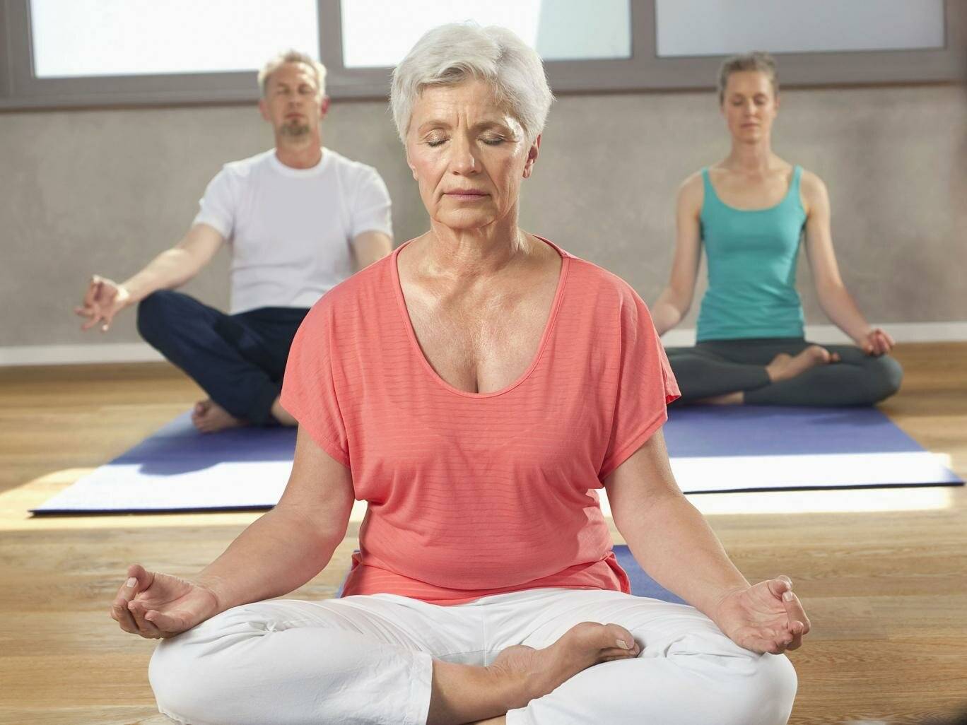 Йога для пожилых людей: видео, комплексы упражнений
