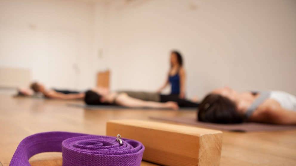 Практика йога-нидры: польза и техника выполнения