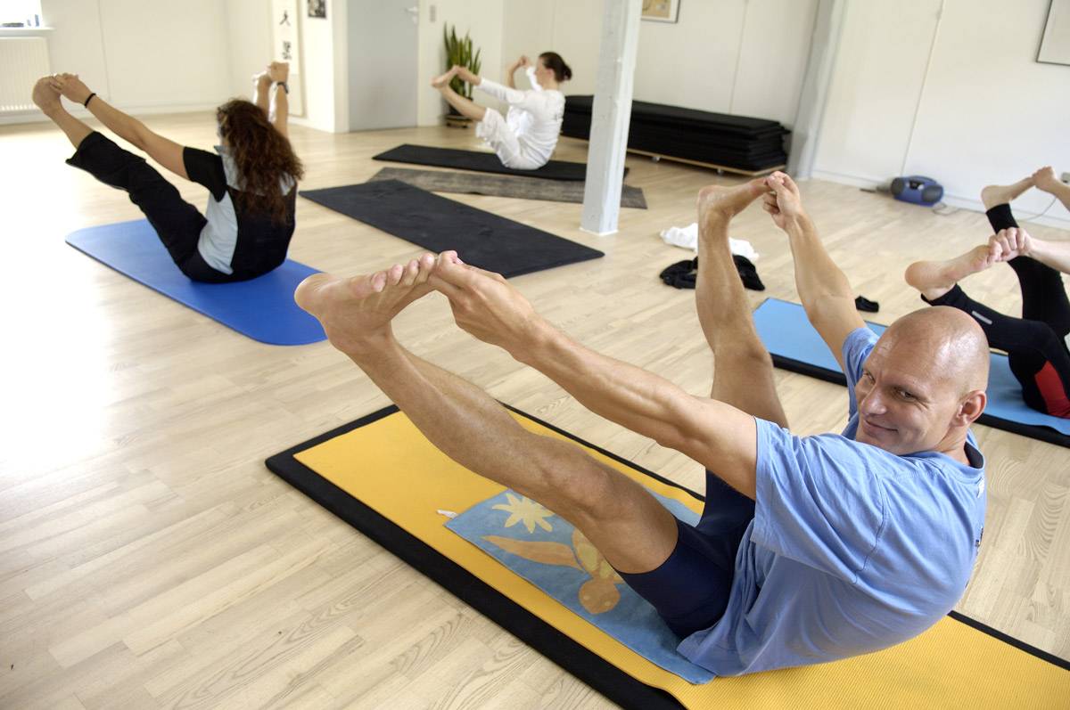 Силовая йога для мужчин и женщин: упражнения и комплексы