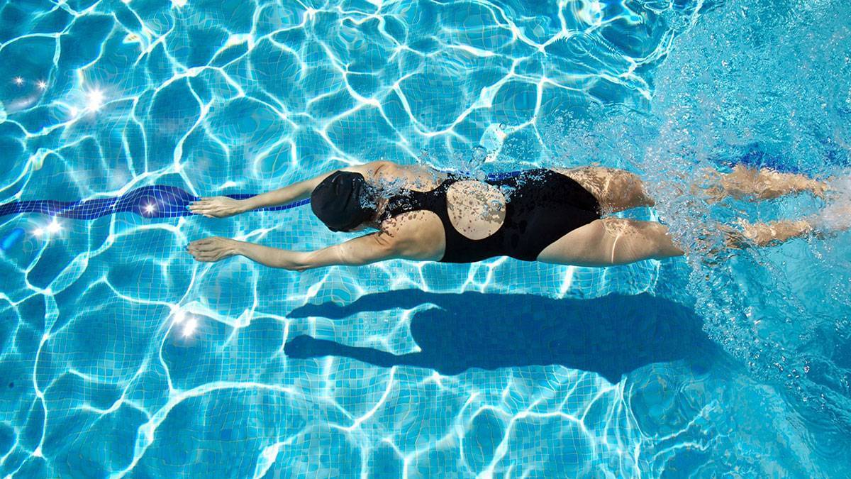 Плавание для похудения: как правильно плавать в бассейне, чтобы скинуть вес, тренировки и упражнения для женщин и мужчин