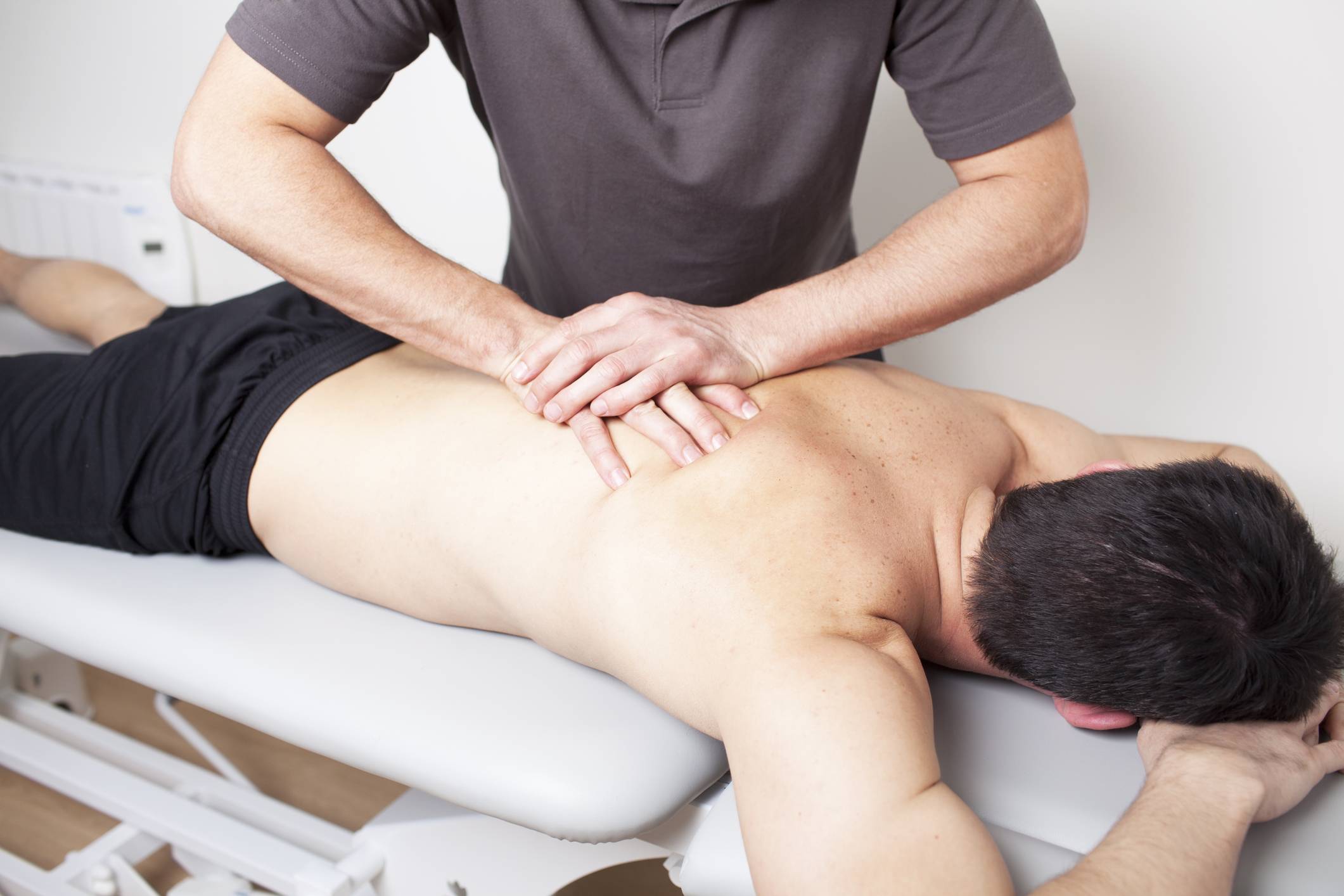 【 лечебный массаж спины  】как выбрать хорошего специалиста по массажу?  есть противопоказания :: ацмд