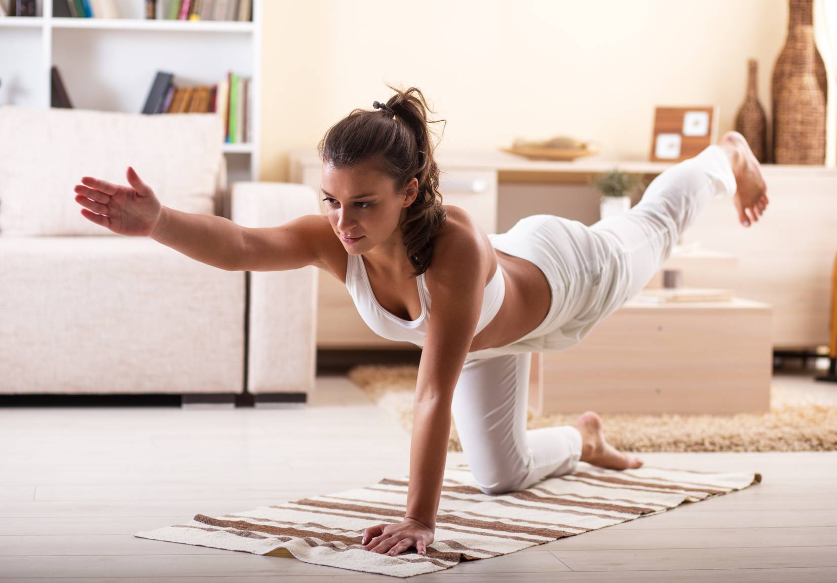 Йога для начинающих — 17 упражнений в домашних условиях