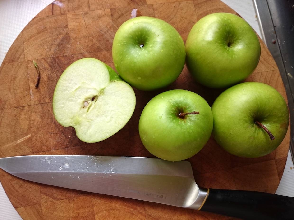 Парафин на яблоках: вред для здоровья, как отмыть яблоки