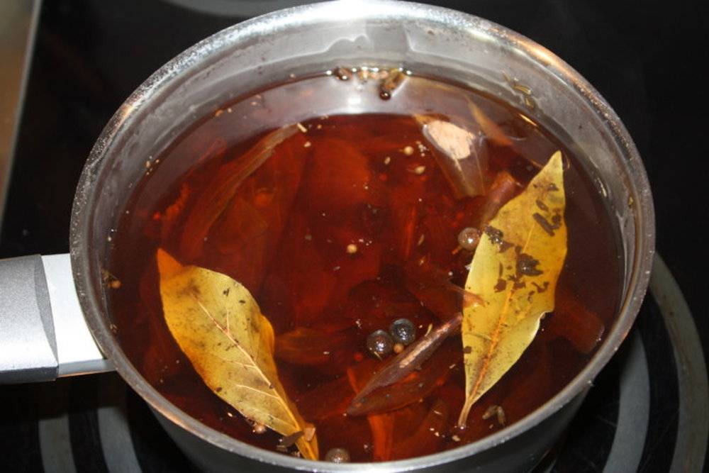 Скумбрия в луковой шелухе с чайной заваркой — самые вкусные рецепты