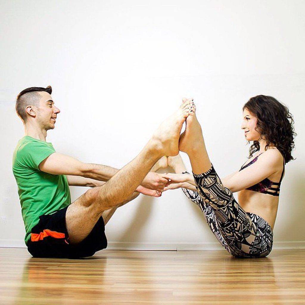Парная йога — 12 простых асан для начинающих и полезные эффекты от занятий вдвоем