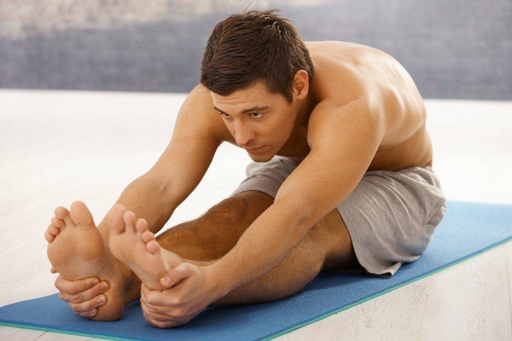 Все о пользе йоги для мужчин и 14 лучших асан для начинающих