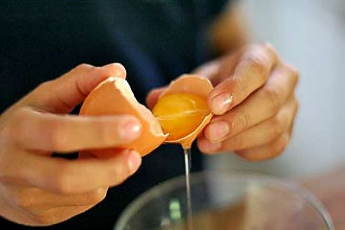 Как отделить белок от желтка яйца - это сможет даже ребенок - ijuls.com