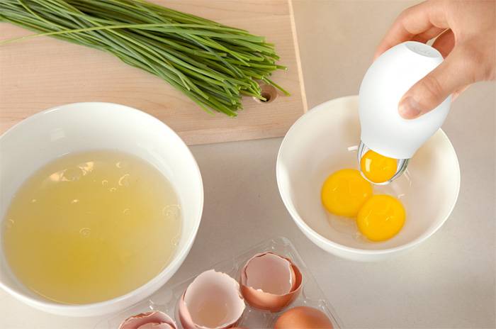 Как отделить желток от белка в сыром яйце