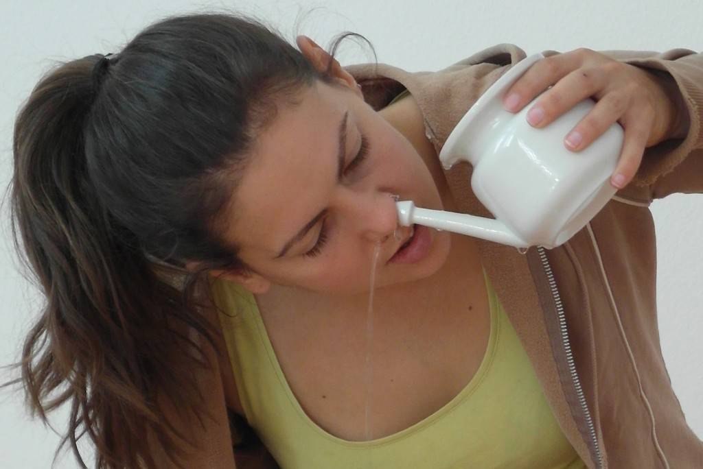 Промывание слизистой оболочки носа при насморке - насколько оно эффективно? | университетская клиника