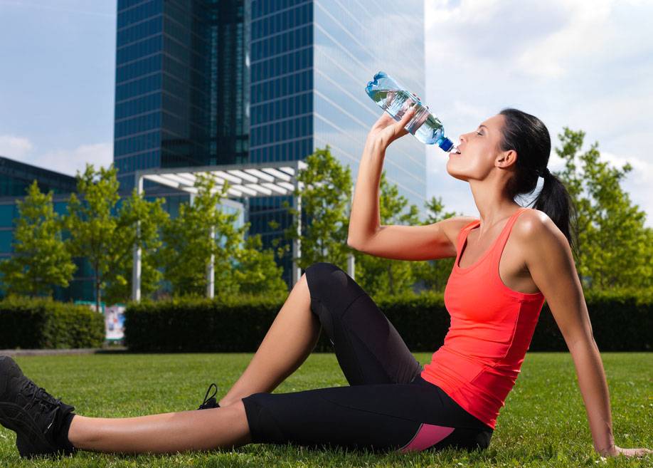 Пить воду во время тренировки можно или нужно?вся правда о воде — фитнесомания для каждого!