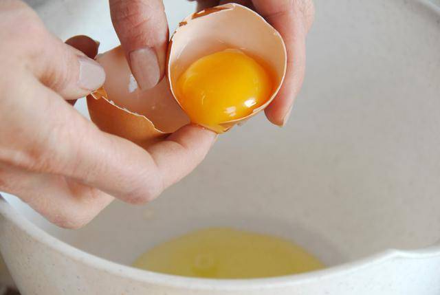 Как отделить желток от белка у куриных и перепелиных яиц?