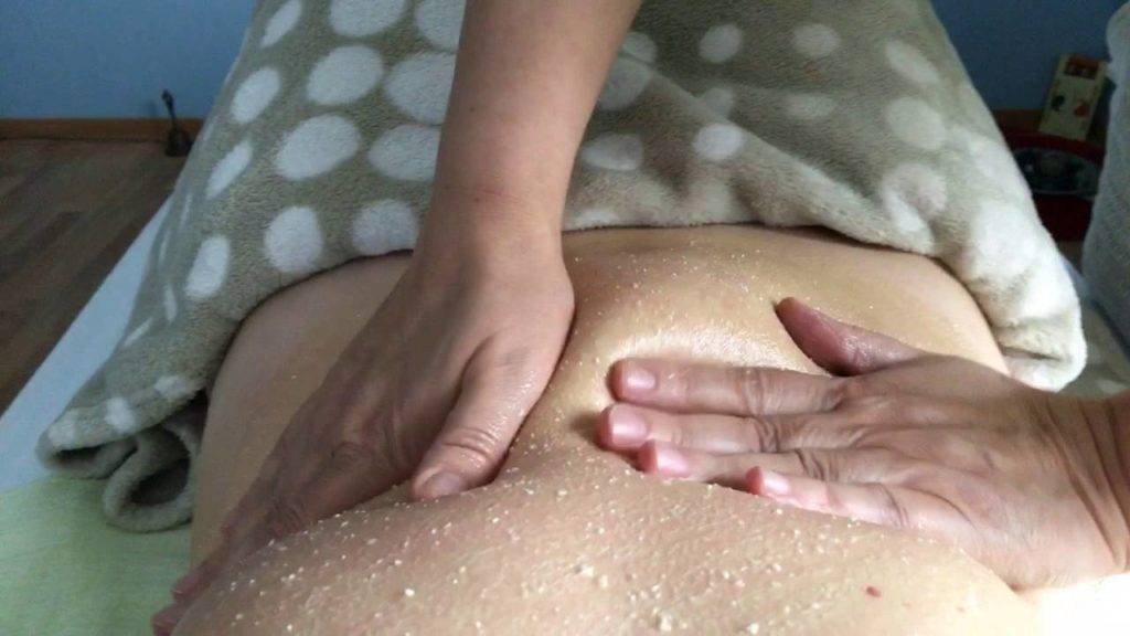 Медовый массаж: особенности процедуры