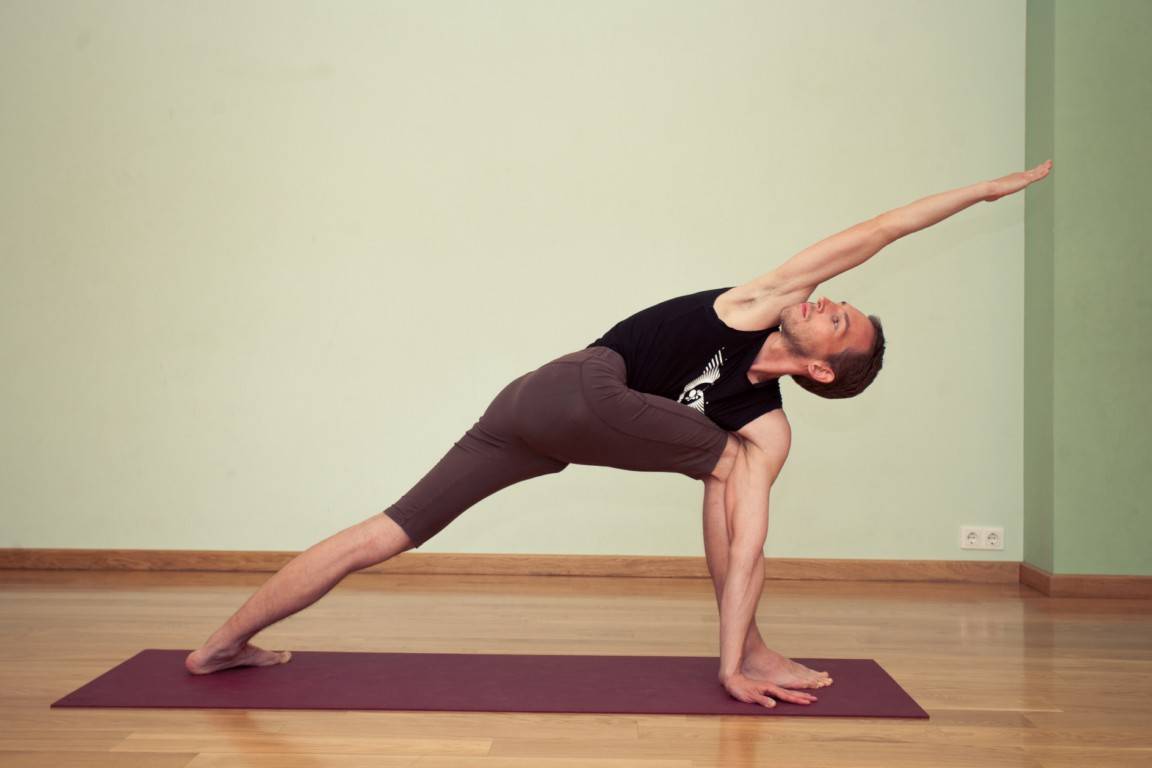 Уттхита паршваконасана или поза растянутого бокового угла в йоге: техника выполнения, польза, противопоказания