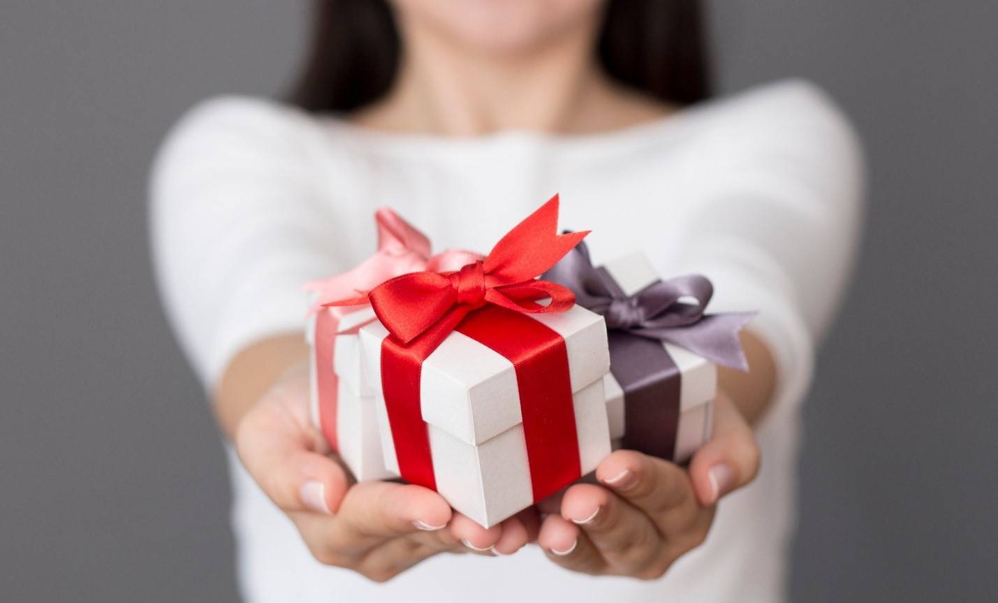 Что нельзя дарить на день рождения: приметы о подарке мужчине, девушке, какие можно принимать
