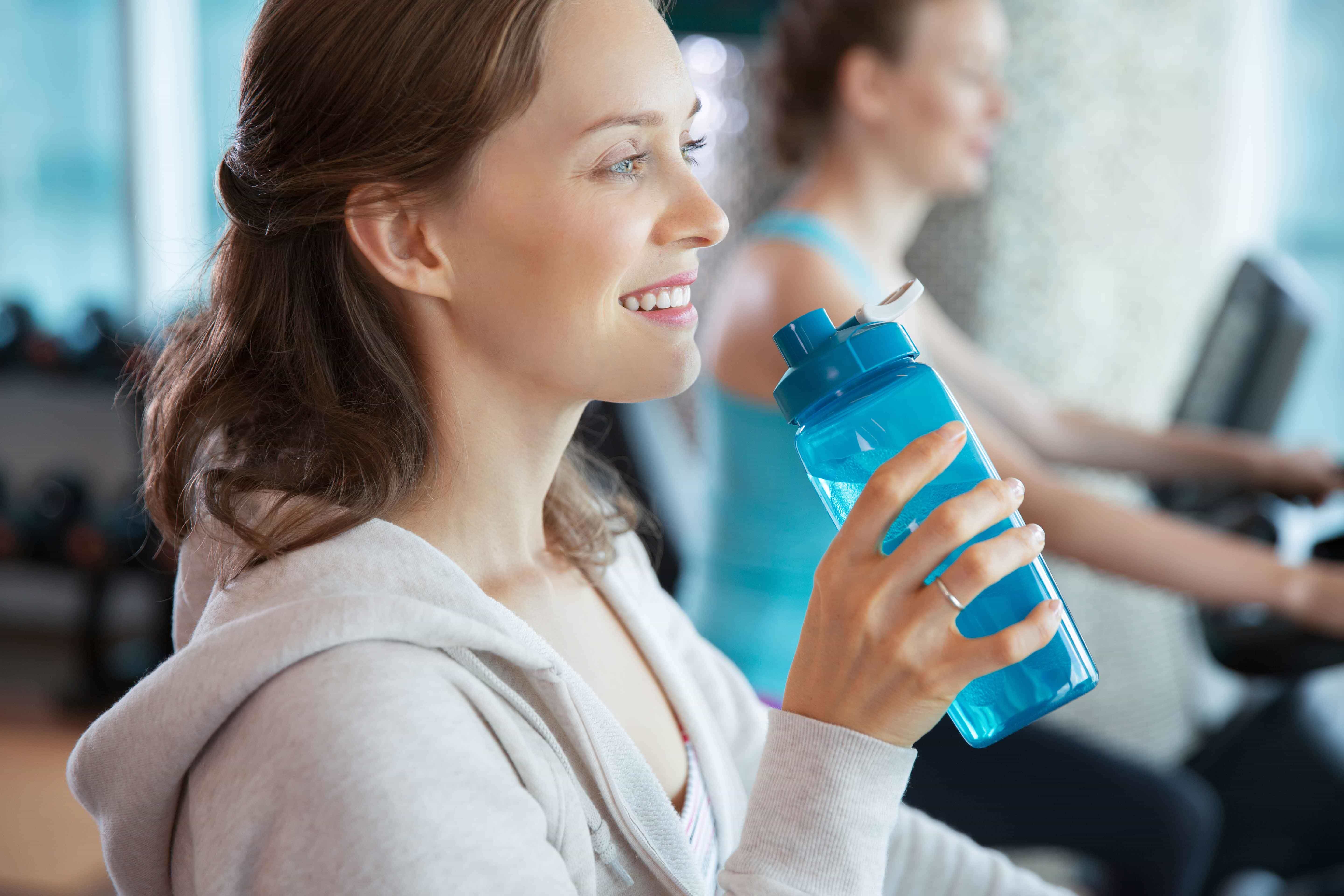 Можно ли пить воду после тренировки, правила питья после нагрузок — evehealth