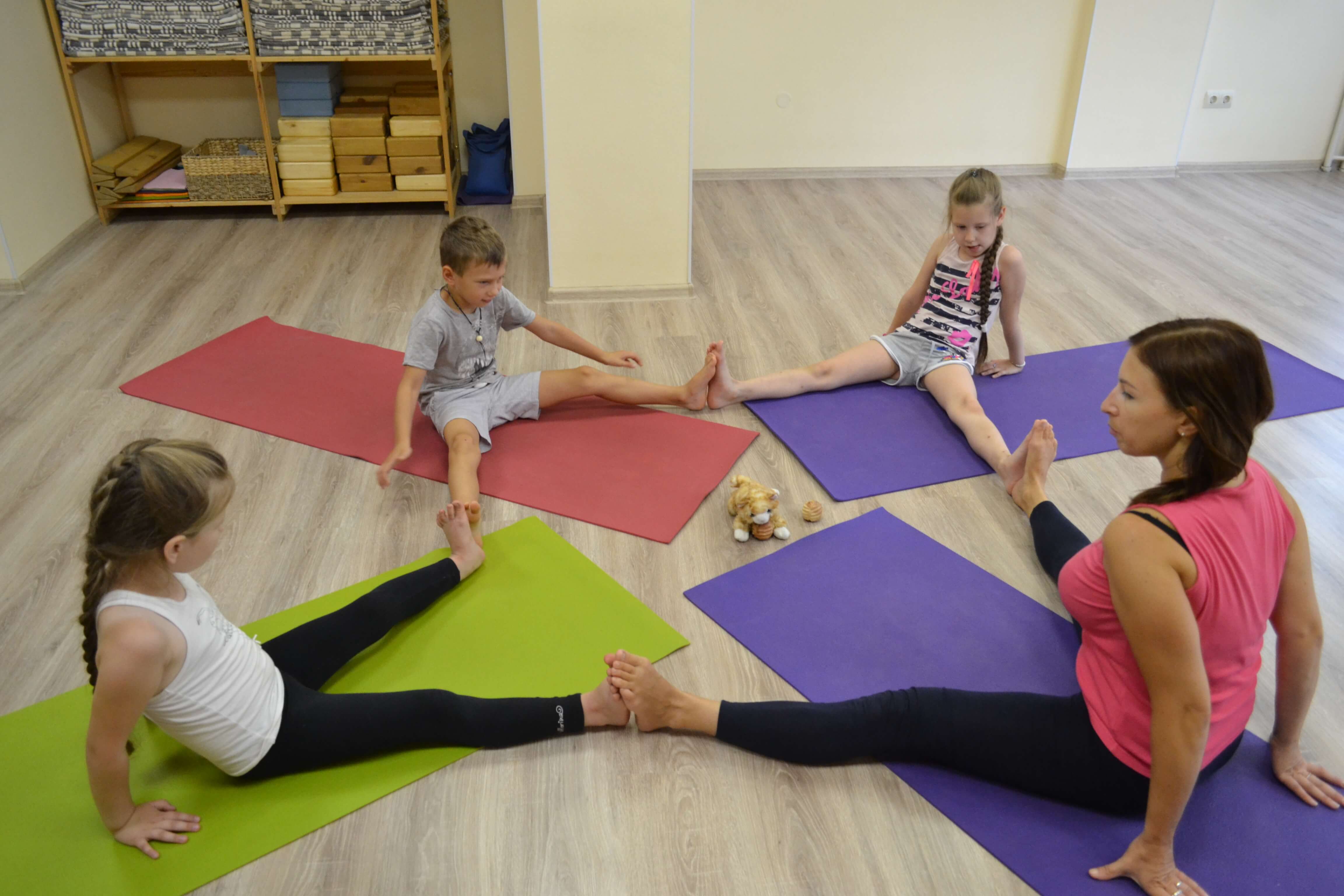 Детская йога. йога для мам с детьми