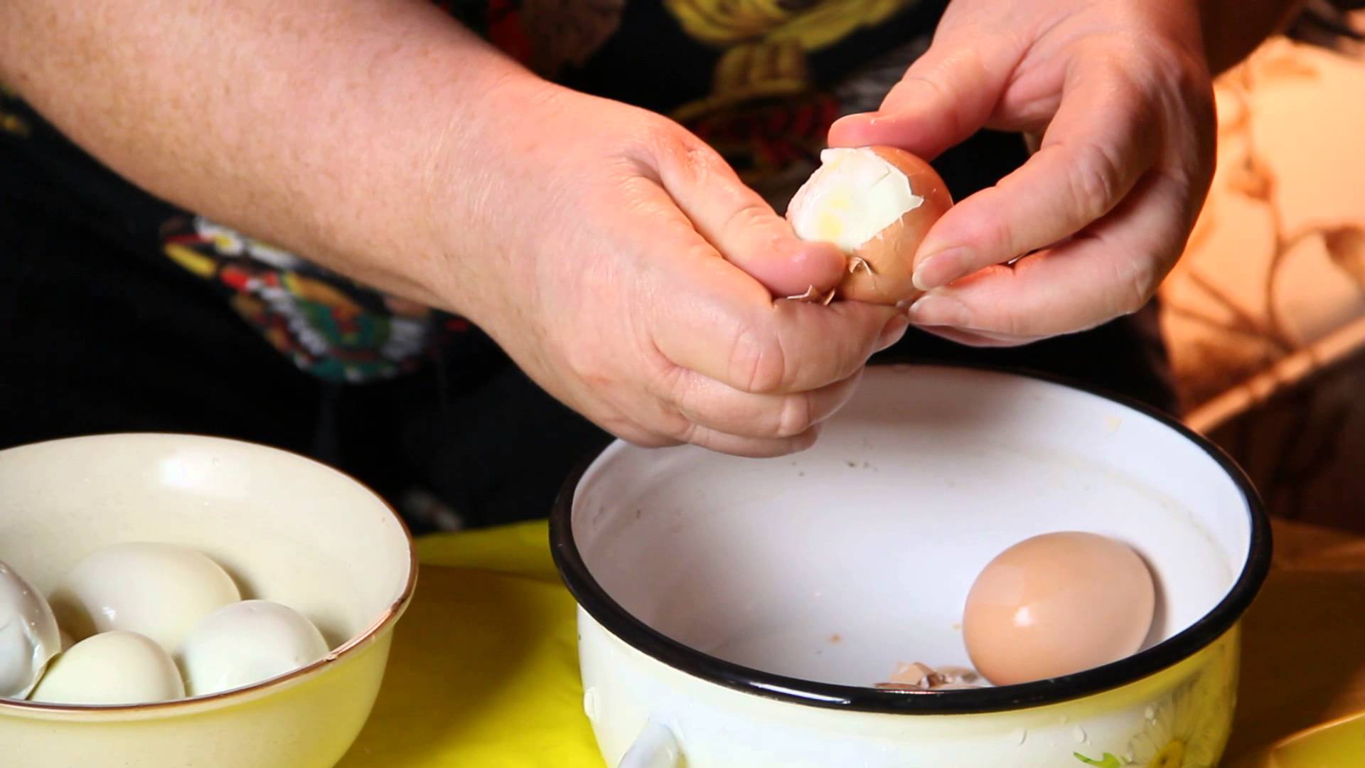 Сколько варить яйца куриные или перепелиные после закипания воды вкрутую, в мешочек и всмятку