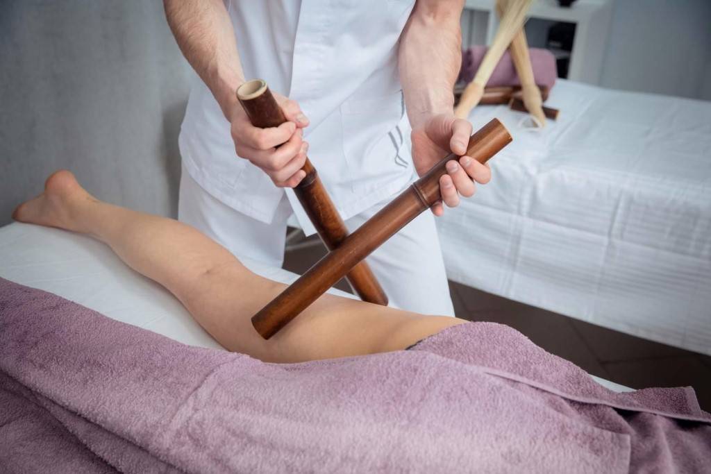 Креольский массаж: особенности массажа бамбуковыми палочками