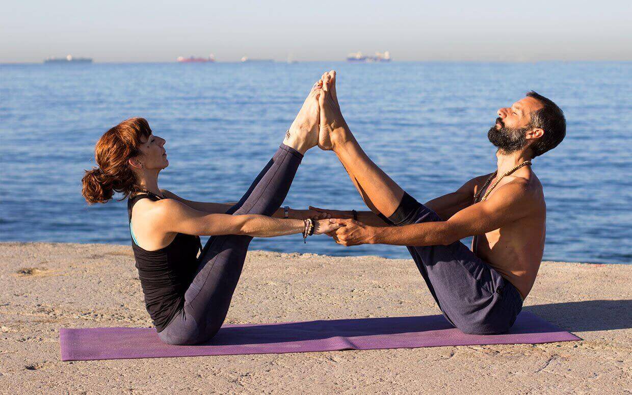 Йога на двоих: легкие и сложные позы для начинающих и продвинутых, польза парной йоги, меры предосторожности