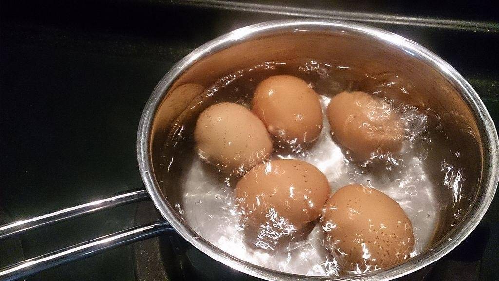 Готовимся к пасхе: как и сколько варить яйца - vtomske.ru