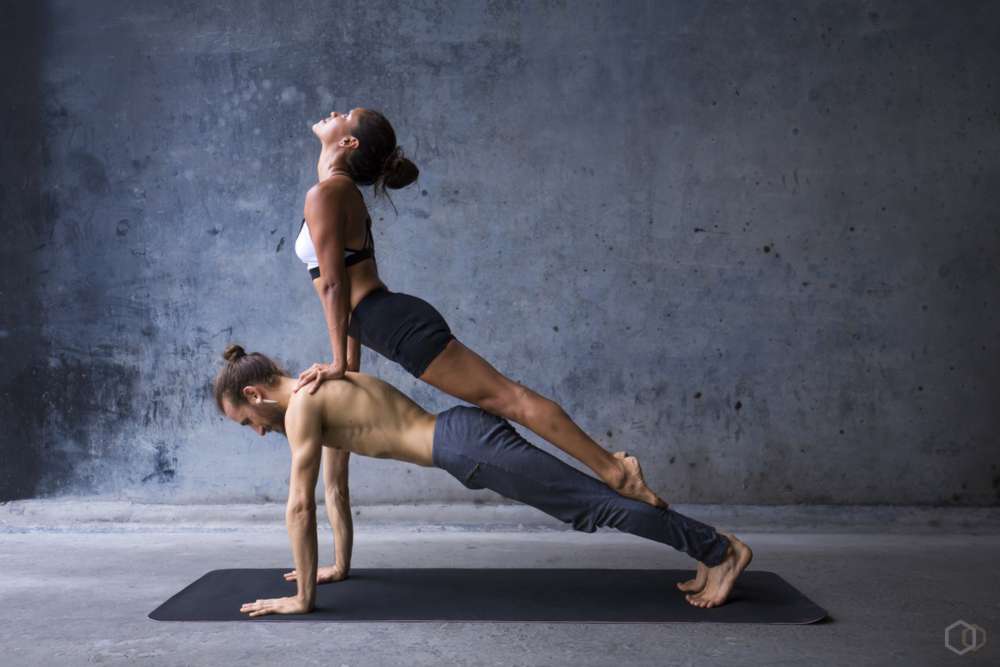 Позы йоги для двоих: описание 17 асан для двоих с фото начального уровня