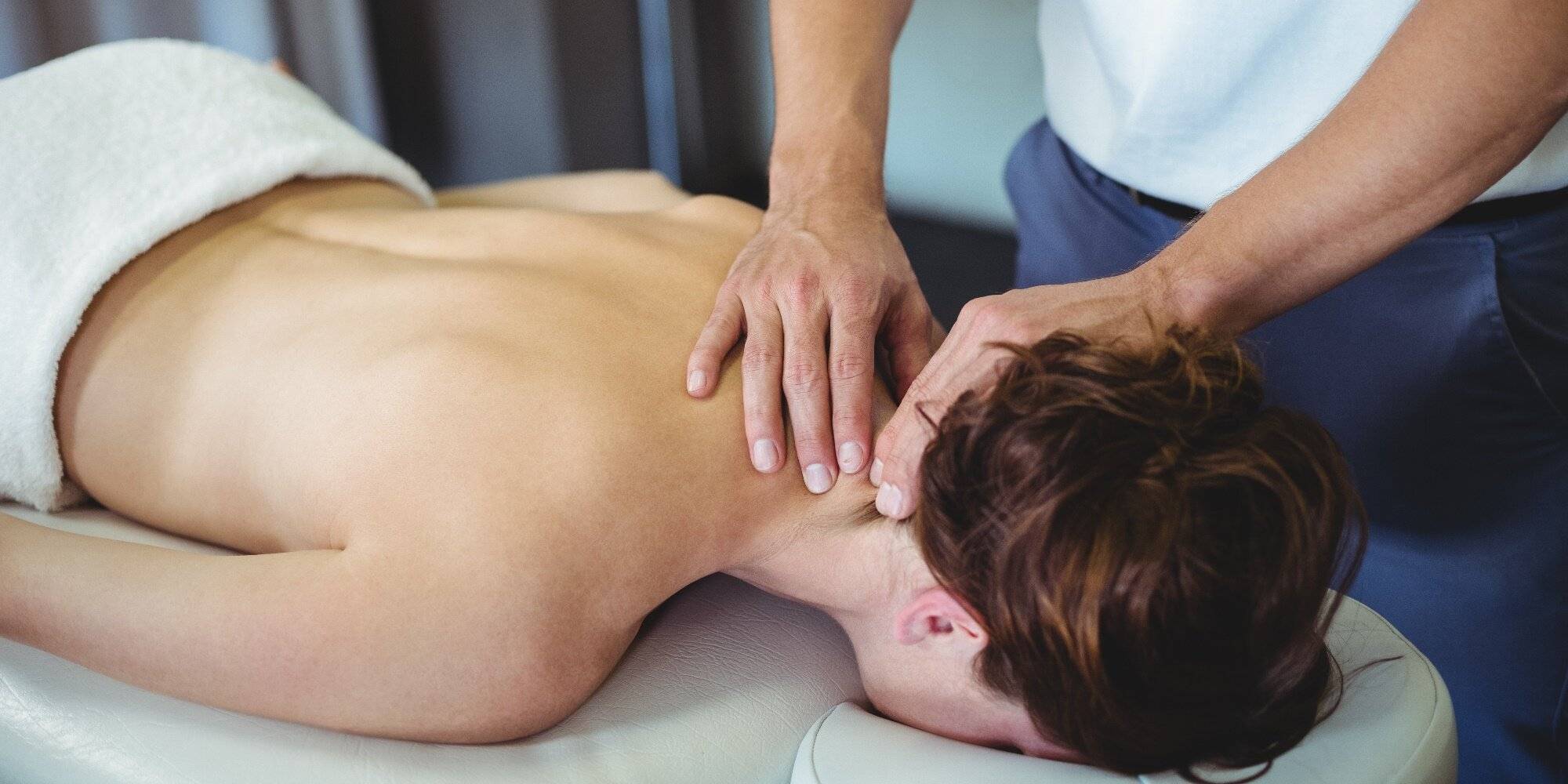 Чем полезен лечебный массаж спины и шеи: показания и противопоказания. массажные точки на спине. сколько делается медицинский точечный и оздоровительный массаж спины по времени?