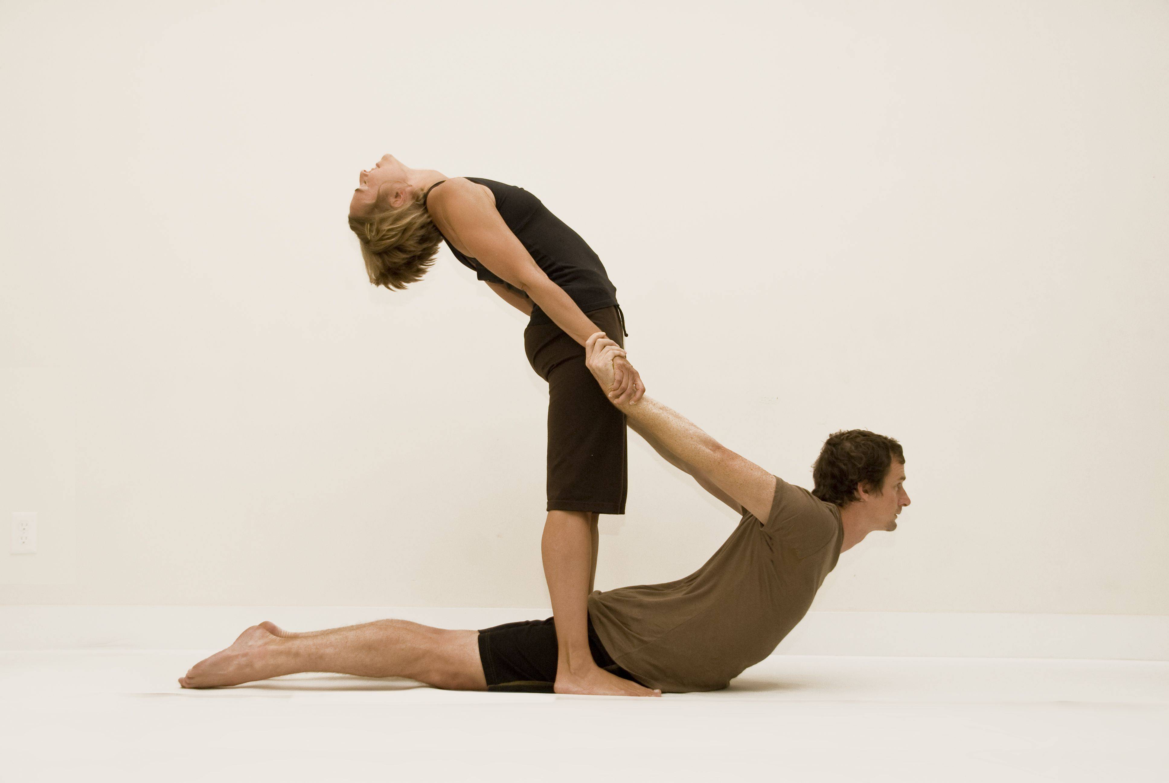 Парная йога: упражнения вдвоем и позы для двоих начинающих и не только