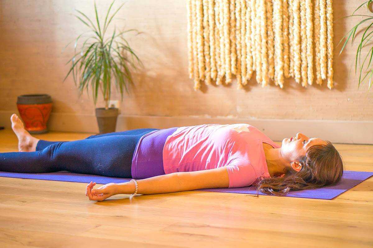 Шавасана (поза трупа в йоге): техника выполнения для глубокого расслабления