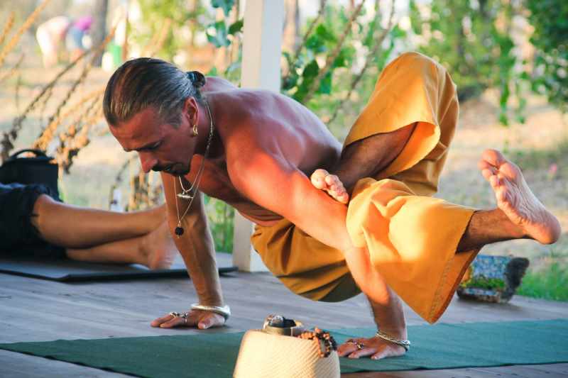 Дживамукти йога: суть, позы, техника и польза практики